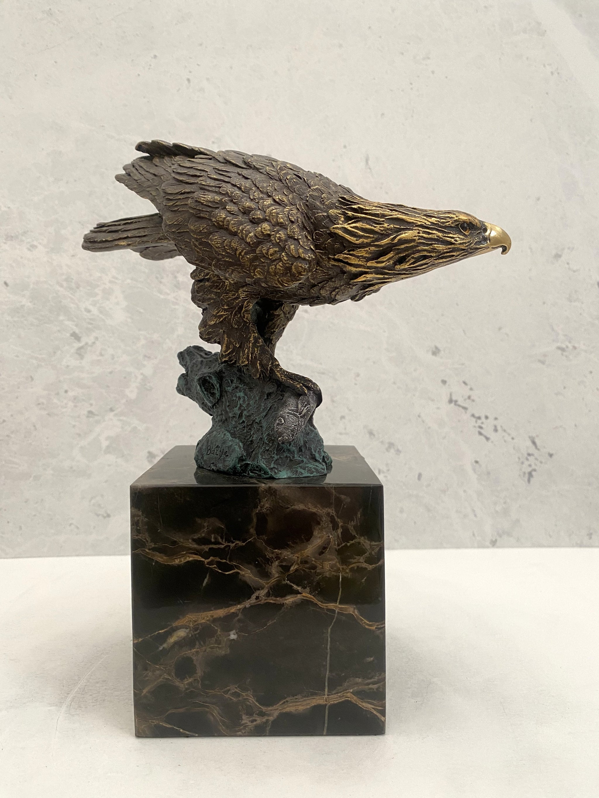 Bronzefigur-Tierfigur-Bronze Adler auf Marmorsockel mit Künstlersignatur