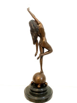 Bronzefigur Bronze Akt von Raymondo mit Künstlersignatur auf Marmorsockel