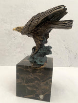 Bronzefigur-Tierfigur-Bronze Adler auf Marmorsockel mit Künstlersignatur