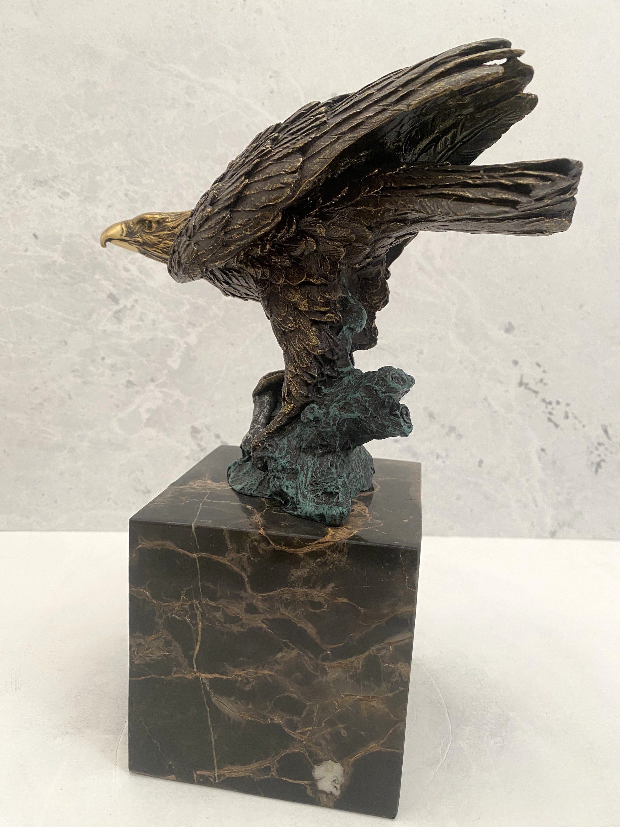 Bronzefigur-Tierfigur-Bronze Adler auf Marmorsockel mit Künstlersignatur