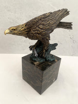 Bronzefigur-Tierfigur-Bronze Adler auf Marmorsockel mit Künstlersignatur