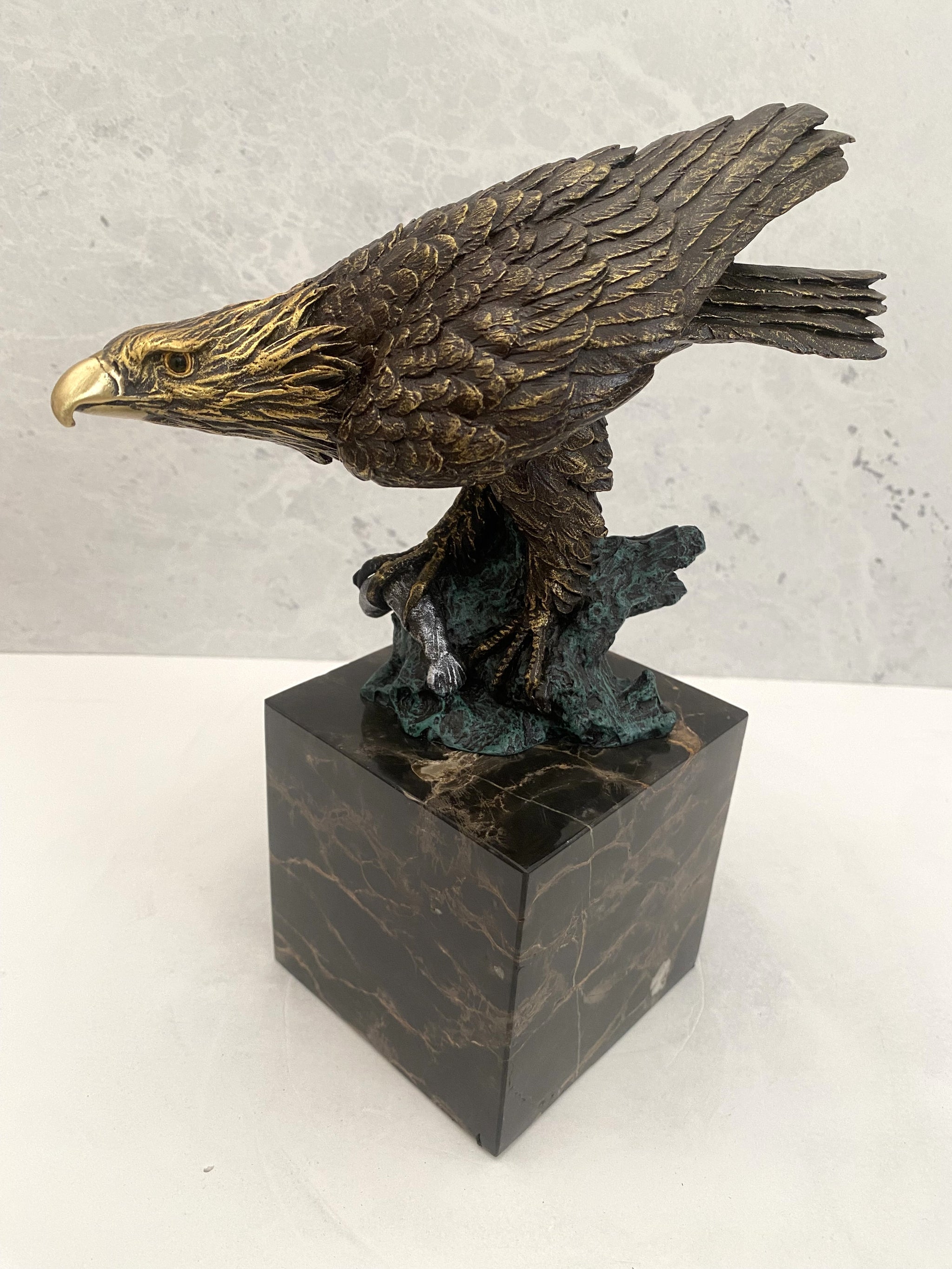 Bronzefigur-Tierfigur-Bronze Adler auf Marmorsockel mit Künstlersignatur
