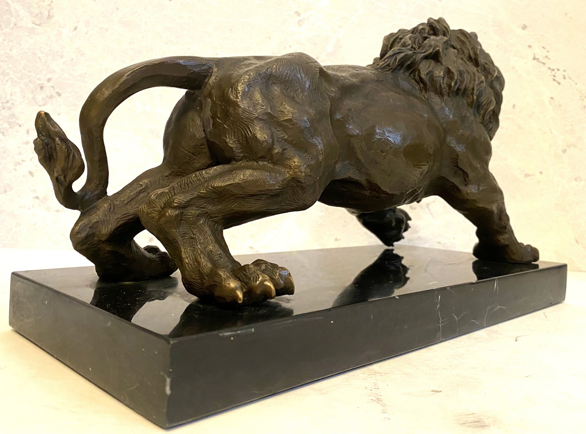 Tierfigur -Bronzefigur Majestätischer Löwe auf Marmorsockel mit Künstlersignatur