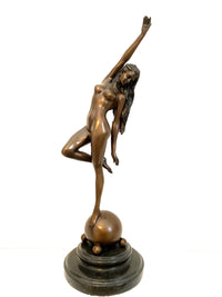 Bronzefigur Bronze Akt von Raymondo mit Künstlersignatur auf Marmorsockel