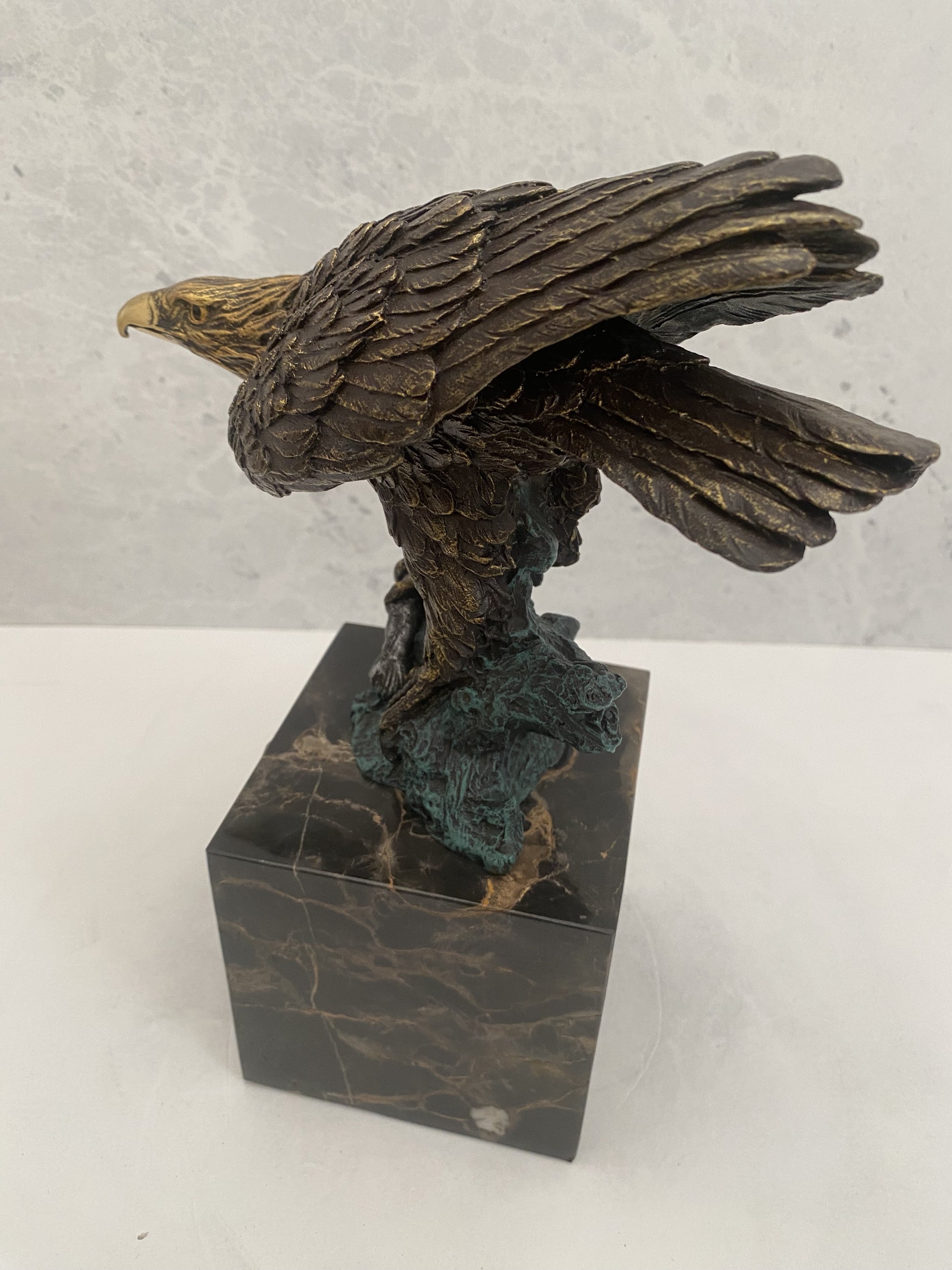 Bronzefigur-Tierfigur-Bronze Adler auf Marmorsockel mit Künstlersignatur