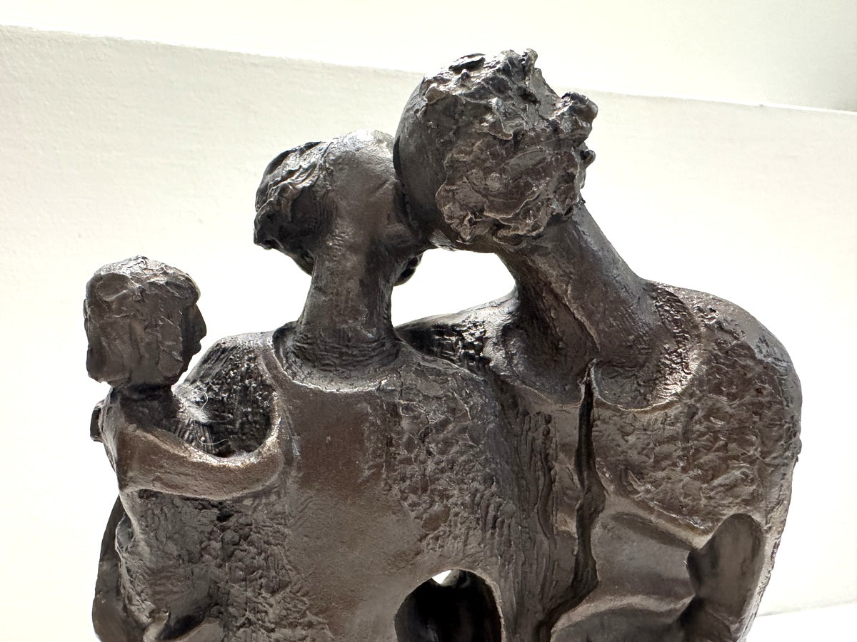 Abstrakte Bronzeskulptur auf Marmorsockel – handgefertigt im Wachsausschmelzverfahren