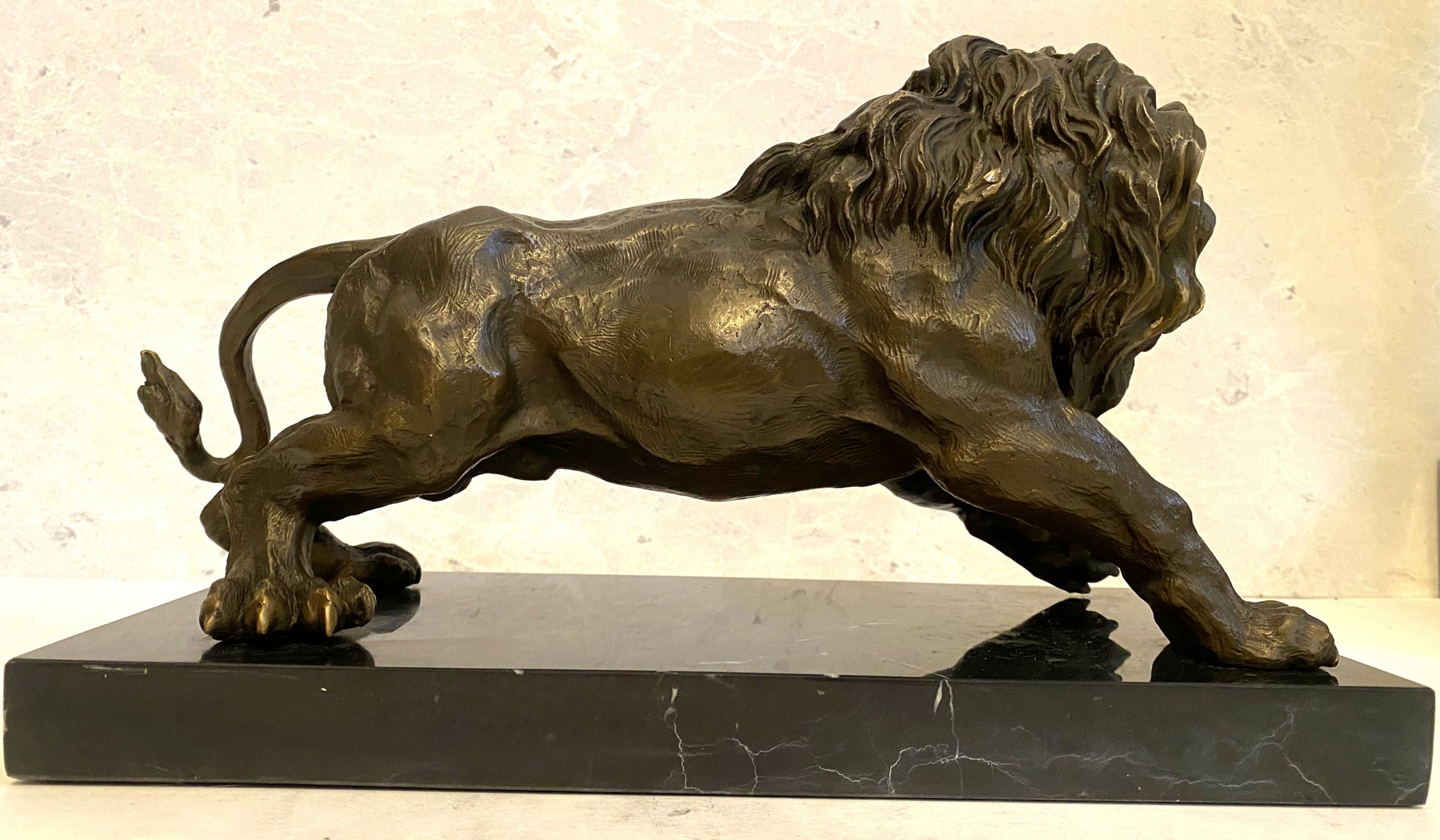 Tierfigur -Bronzefigur Majestätischer Löwe auf Marmorsockel mit Künstlersignatur