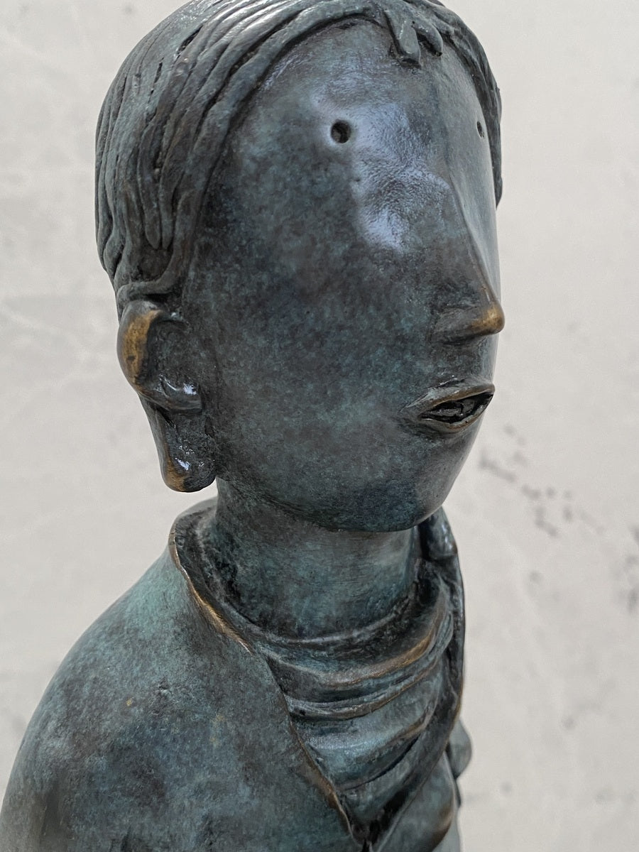 Bronzefigur Mädchen modern – handgefertigte Skulptur im Wachsausschmelzverfahren