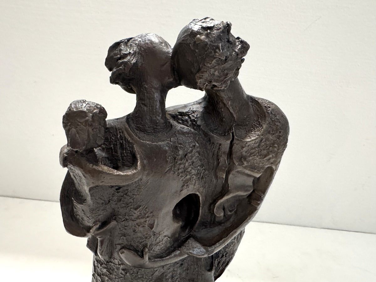 Abstrakte Bronzeskulptur auf Marmorsockel – handgefertigt im Wachsausschmelzverfahren