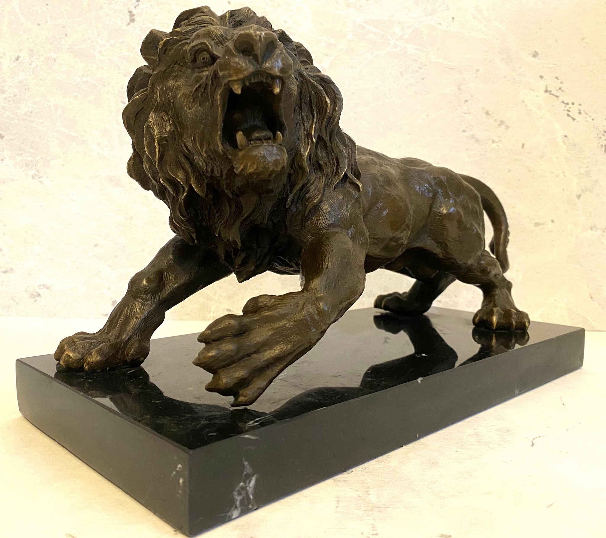 Tierfigur -Bronzefigur Majestätischer Löwe auf Marmorsockel mit Künstlersignatur