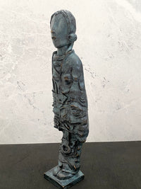 Bronzefigur Mädchen modern – handgefertigte Skulptur im Wachsausschmelzverfahren