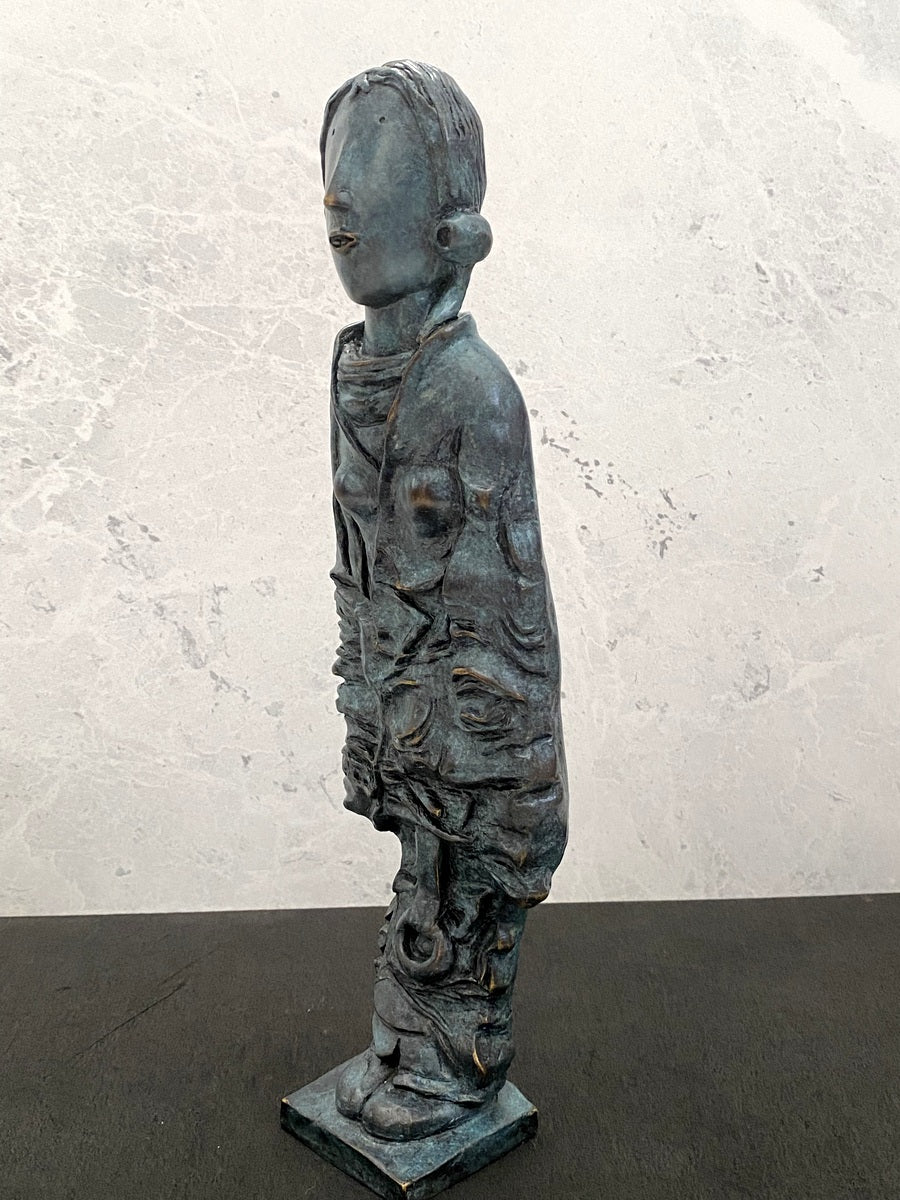 Bronzefigur Mädchen modern – handgefertigte Skulptur im Wachsausschmelzverfahren