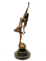 Bronzefigur Bronze Akt von Raymondo mit Künstlersignatur auf Marmorsockel