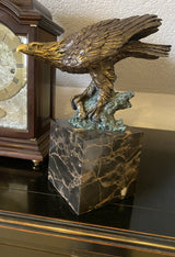 Bronzefigur-Tierfigur-Bronze Adler auf Marmorsockel mit Künstlersignatur