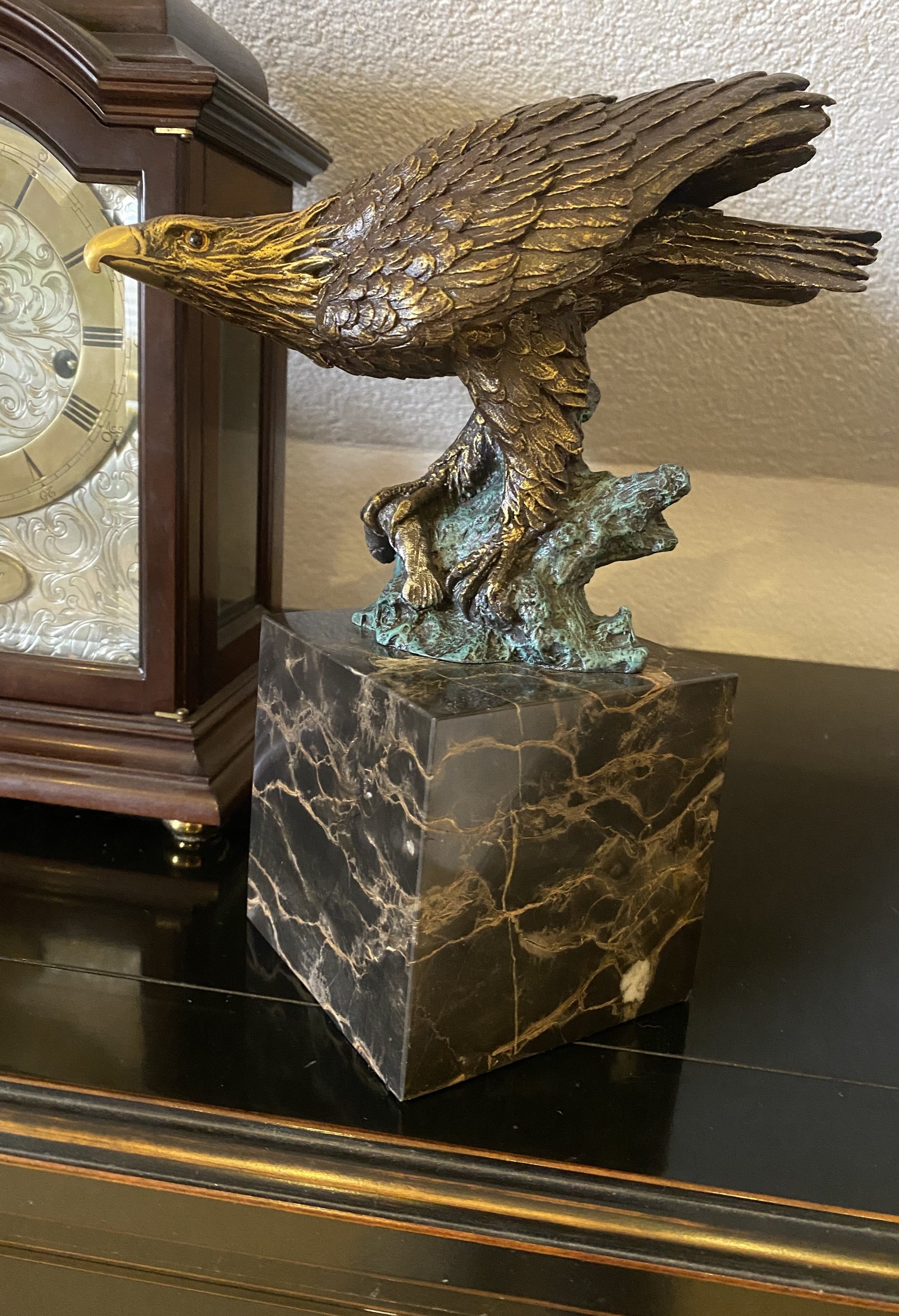 Bronzefigur-Tierfigur-Bronze Adler auf Marmorsockel mit Künstlersignatur