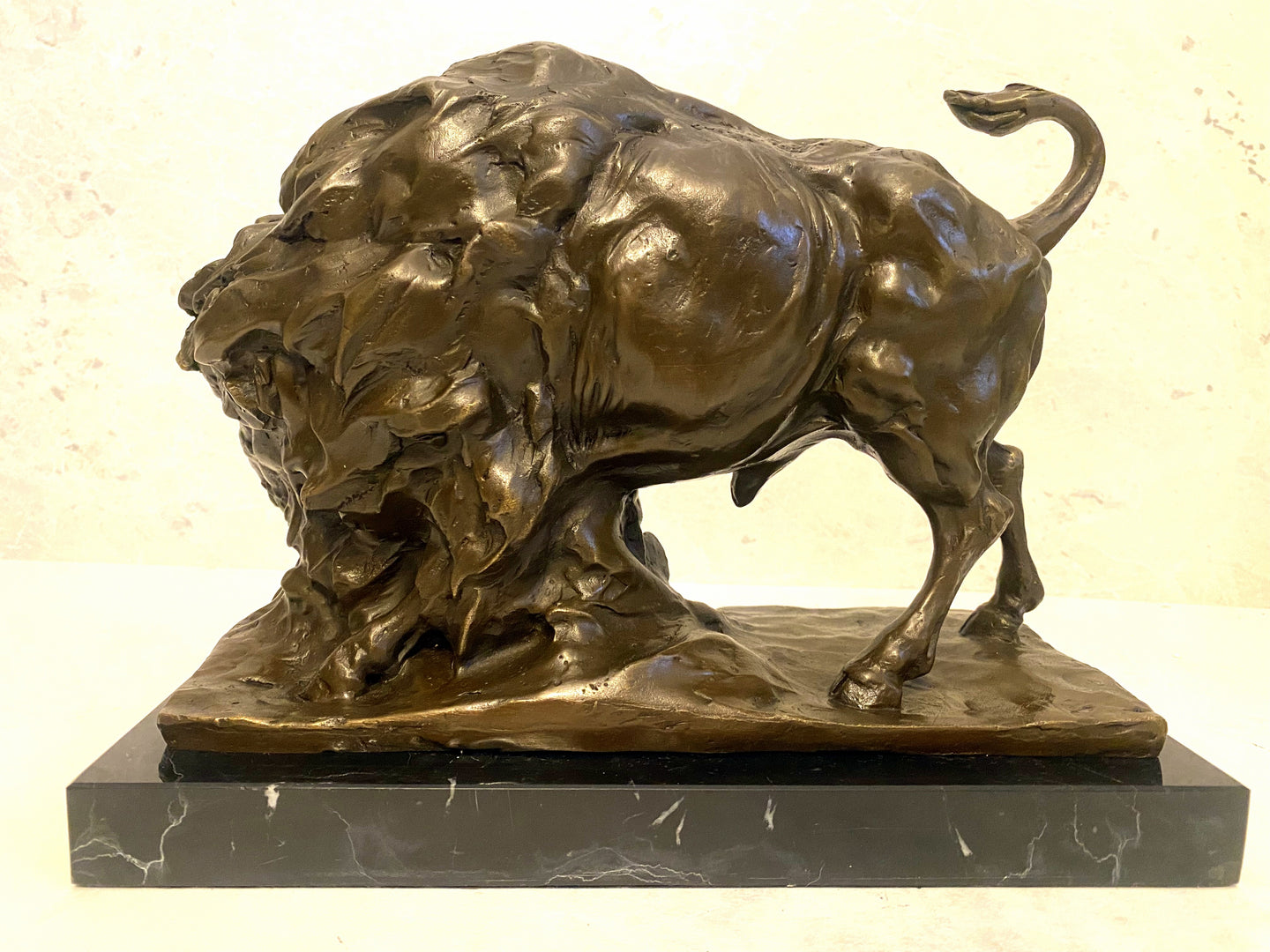 Tierskulptur - Massiver Bison aus Bronze auf Marmorsockel-Bronzefigur