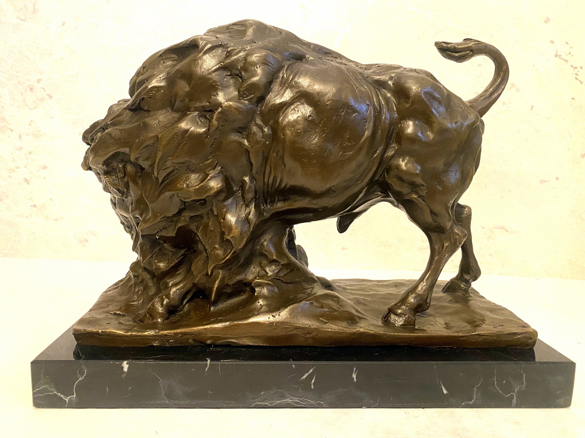 Tierskulptur - Massiver Bison aus Bronze auf Marmorsockel-Bronzefigur