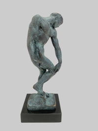 Bronzeskulptur Adam nach Rodin – frontale Gesamtansicht auf dunklem Sockel