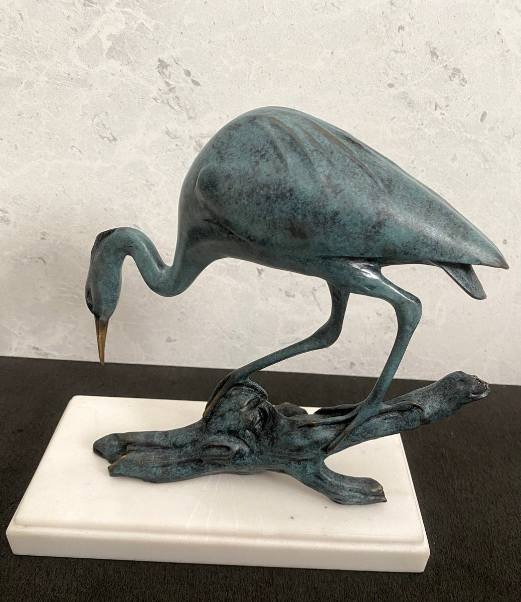 Tierskulptur-Bronzefigur-Reiher auf Ast in Bronze mit Künstlersignatur