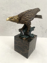 Bronzefigur-Tierfigur-Bronze Adler auf Marmorsockel mit Künstlersignatur