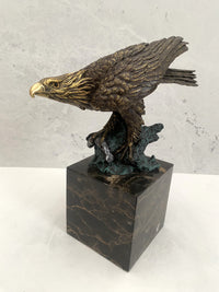 Bronzefigur-Tierfigur-Bronze Adler auf Marmorsockel mit Künstlersignatur
