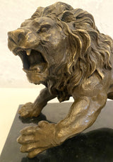 Tierfigur -Bronzefigur Majestätischer Löwe auf Marmorsockel mit Künstlersignatur