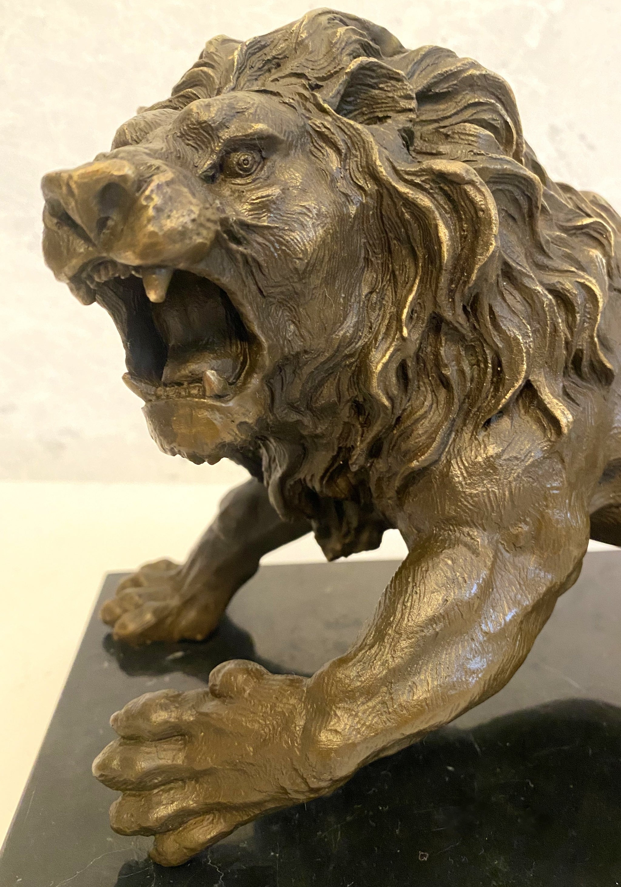 Tierfigur -Bronzefigur Majestätischer Löwe auf Marmorsockel mit Künstlersignatur
