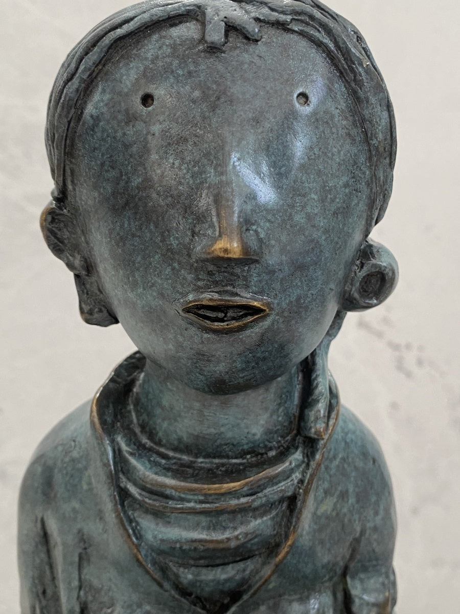 Bronzefigur Mädchen modern – handgefertigte Skulptur im Wachsausschmelzverfahren