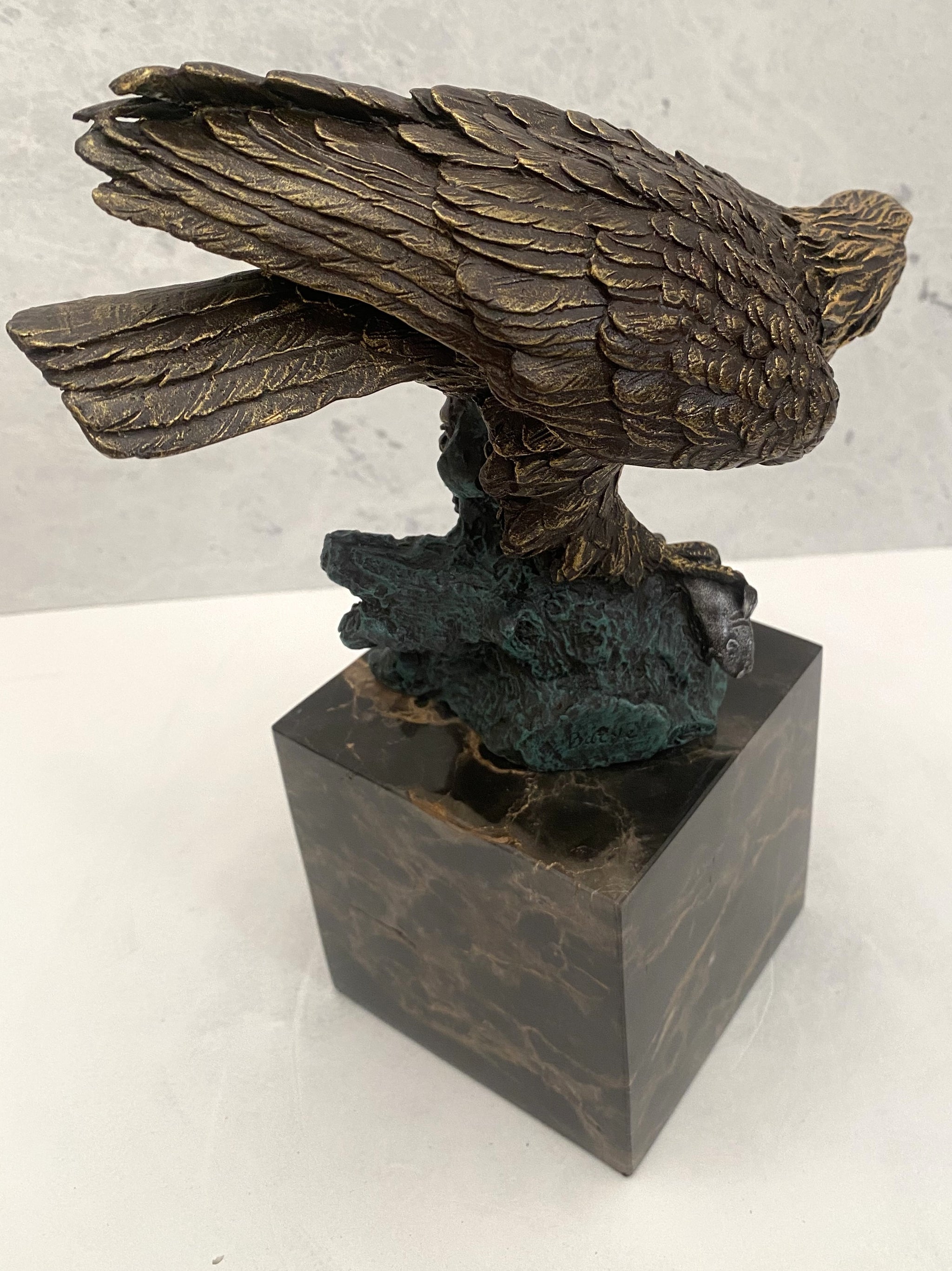 Bronzefigur-Tierfigur-Bronze Adler auf Marmorsockel mit Künstlersignatur
