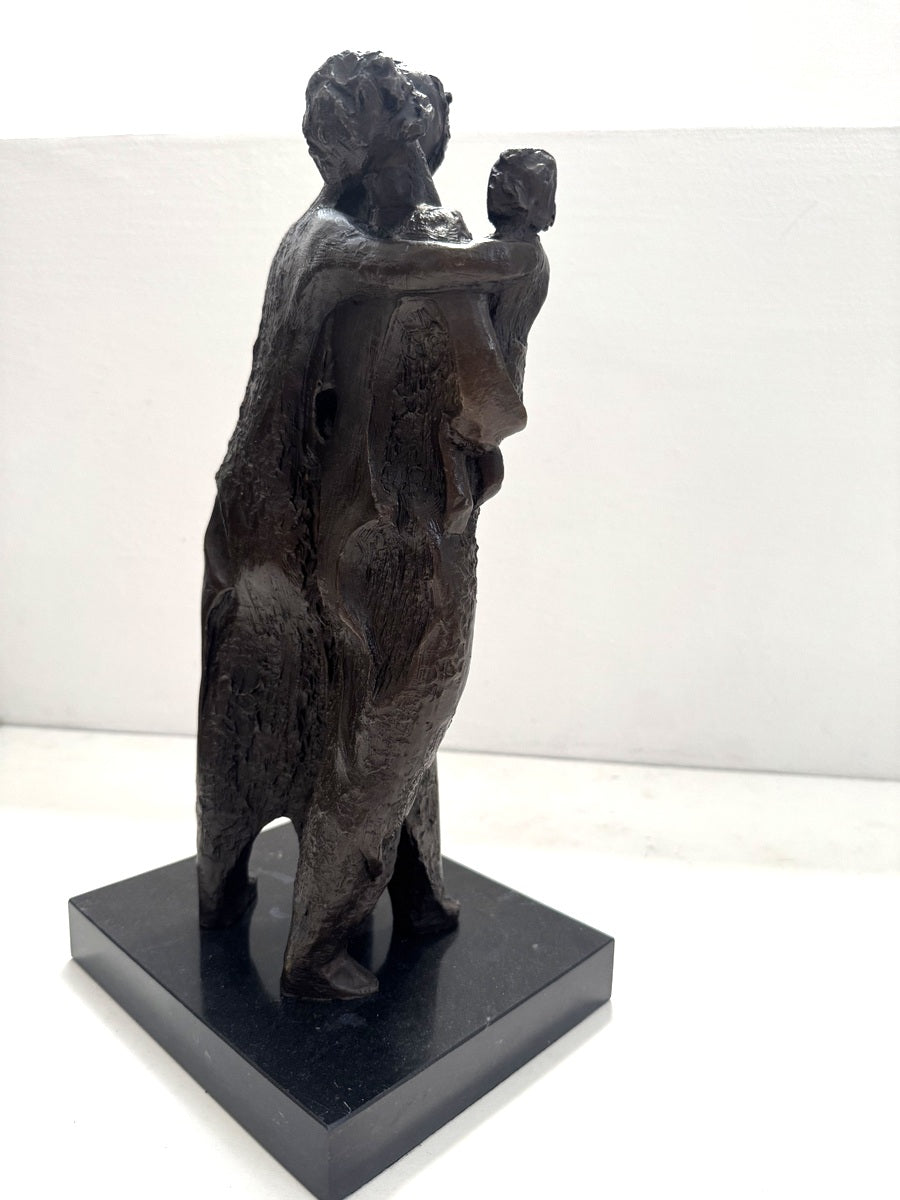 Abstrakte Bronzeskulptur auf Marmorsockel – handgefertigt im Wachsausschmelzverfahren