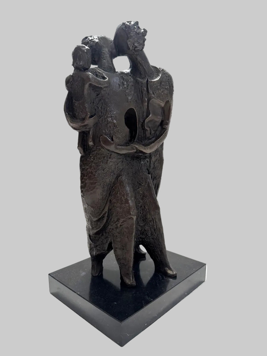 Bronzeskulptur Familie mit Kind auf Marmorsockel – moderne Bronzefigur-rechts Seitenansicht Vorderansicht schräg