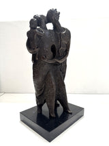 Abstrakte Bronzeskulptur auf Marmorsockel – handgefertigt im Wachsausschmelzverfahren