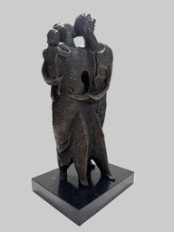 Bronzeskulptur Familie mit Kind auf Marmorsockel – moderne Bronzefigur-rechts Seitenansicht Vorderansicht schräg
