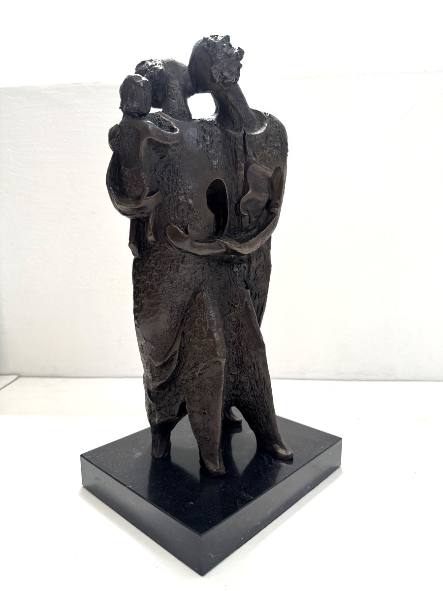 Abstrakte Bronzeskulptur auf Marmorsockel – handgefertigt im Wachsausschmelzverfahren