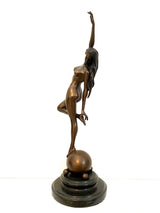 Bronzefigur Bronze Akt von Raymondo mit Künstlersignatur auf Marmorsockel