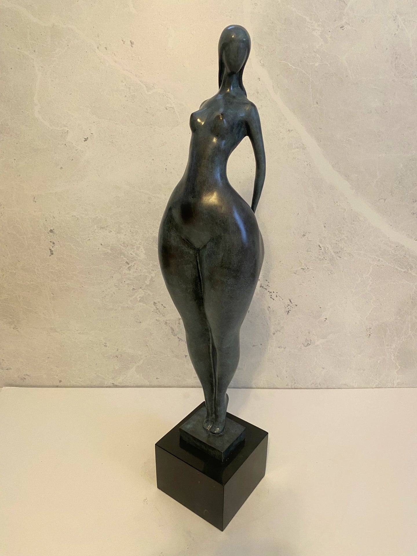 Bronzefigur-72 cm hoher Bronze Akt von Milo mit Künstlersignatur auf Marmorsockel