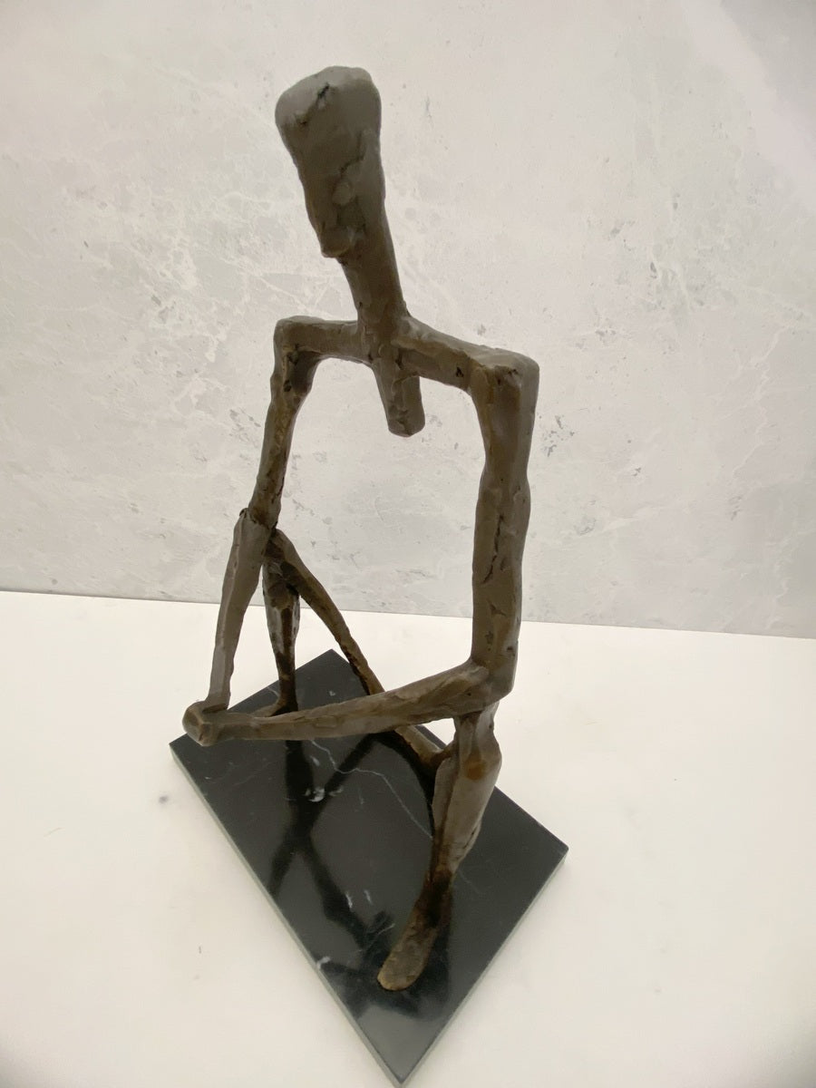 Abstrakte Bronzeskulptur auf Marmorsockel – handgefertigt Wachsausschmelzverfahren