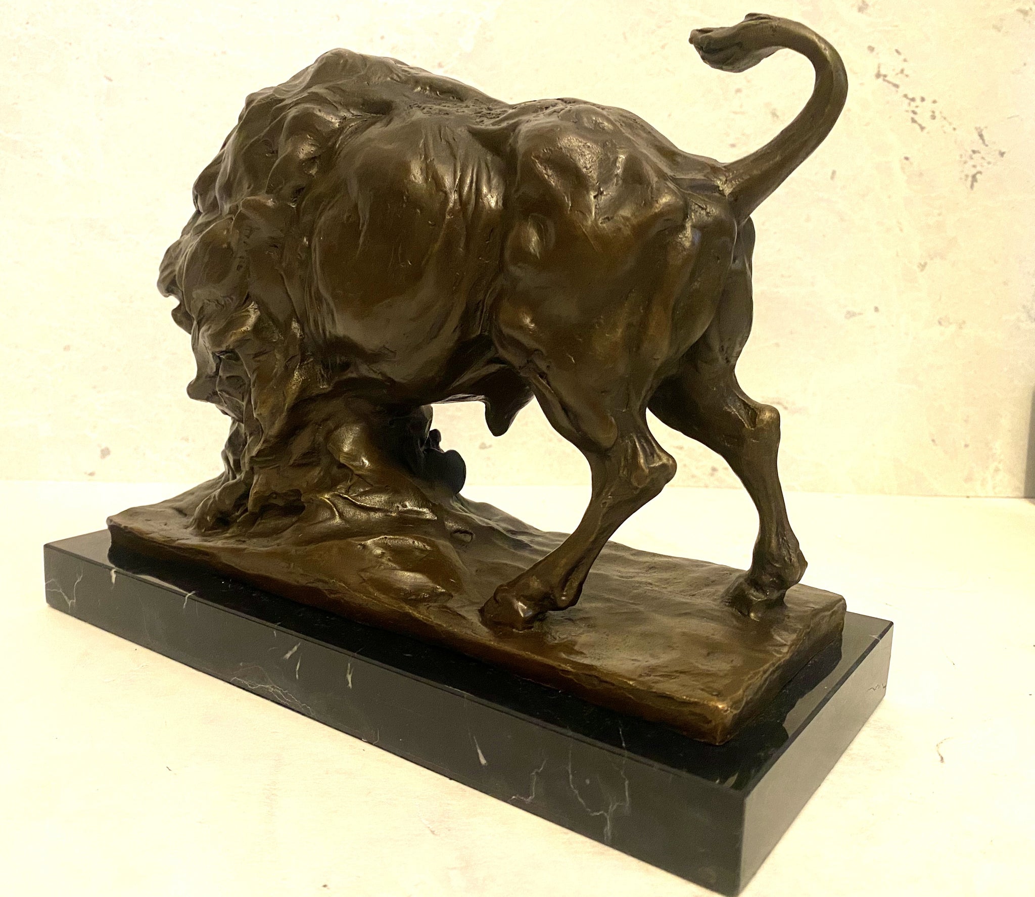 Tierskulptur - Massiver Bison aus Bronze auf Marmorsockel-Bronzefigur