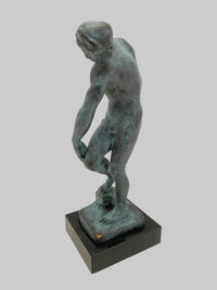 Bronze Akt Mann – frontale seitliche Ansicht der Adam Skulptur mit Rodin-Signatur