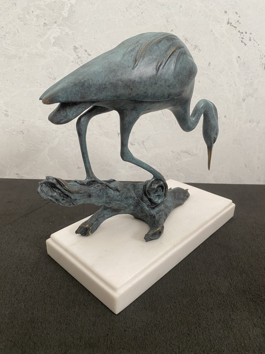 Tierskulptur-Bronzefigur-Reiher auf Ast in Bronze mit Künstlersignatur
