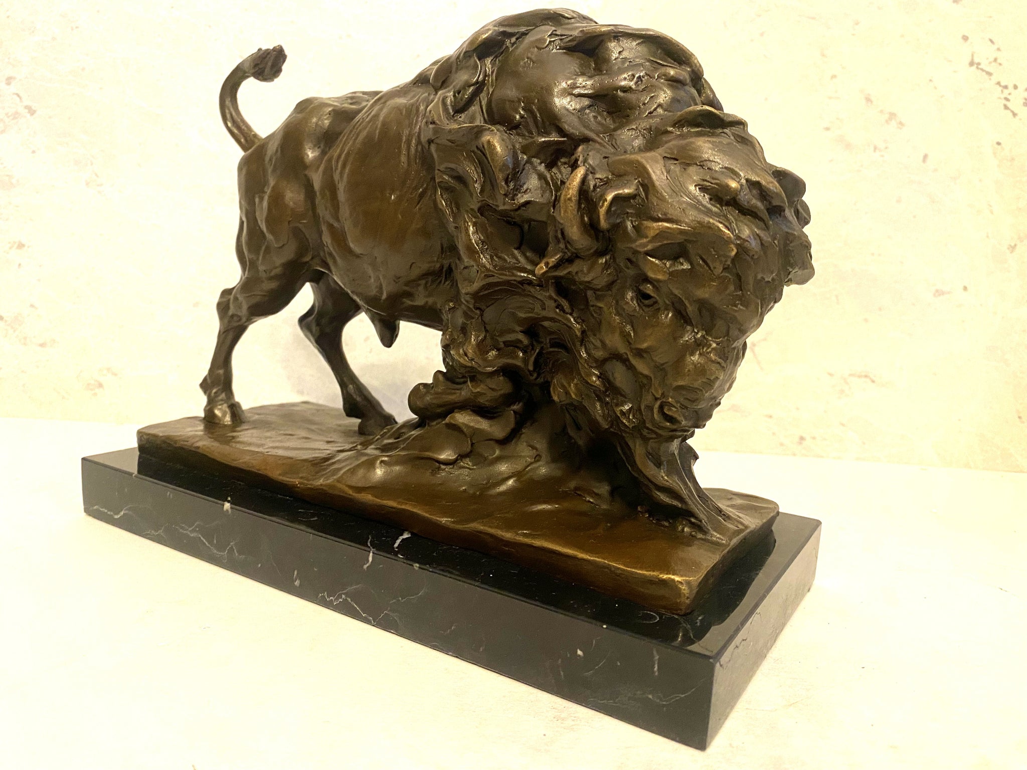 Tierskulptur - Massiver Bison aus Bronze auf Marmorsockel-Bronzefigur