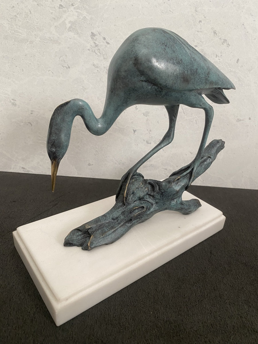 Tierskulptur-Bronzefigur-Reiher auf Ast in Bronze mit Künstlersignatur
