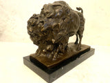 Tierskulptur - Massiver Bison aus Bronze auf Marmorsockel-Bronzefigur