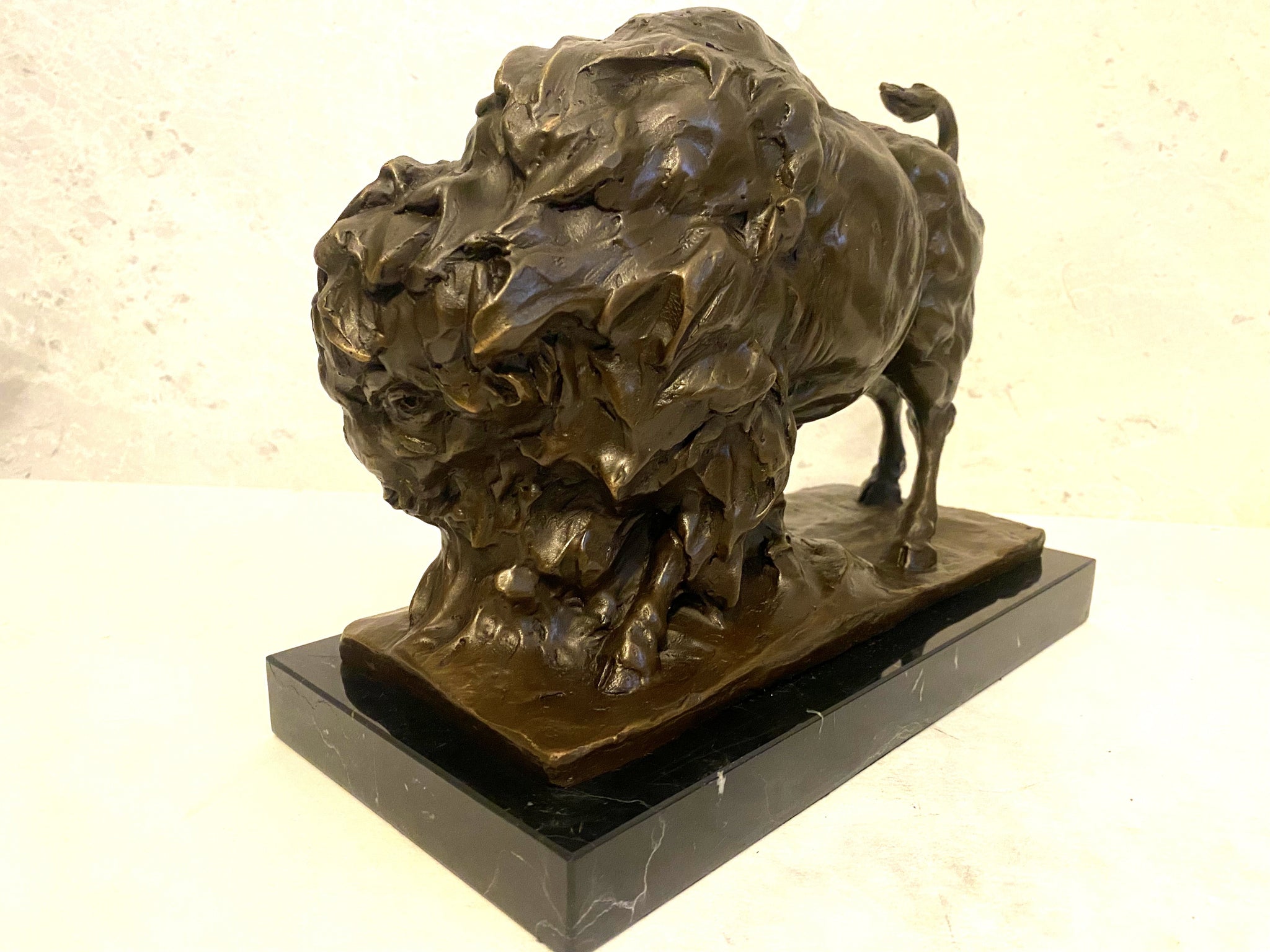 Tierskulptur - Massiver Bison aus Bronze auf Marmorsockel-Bronzefigur