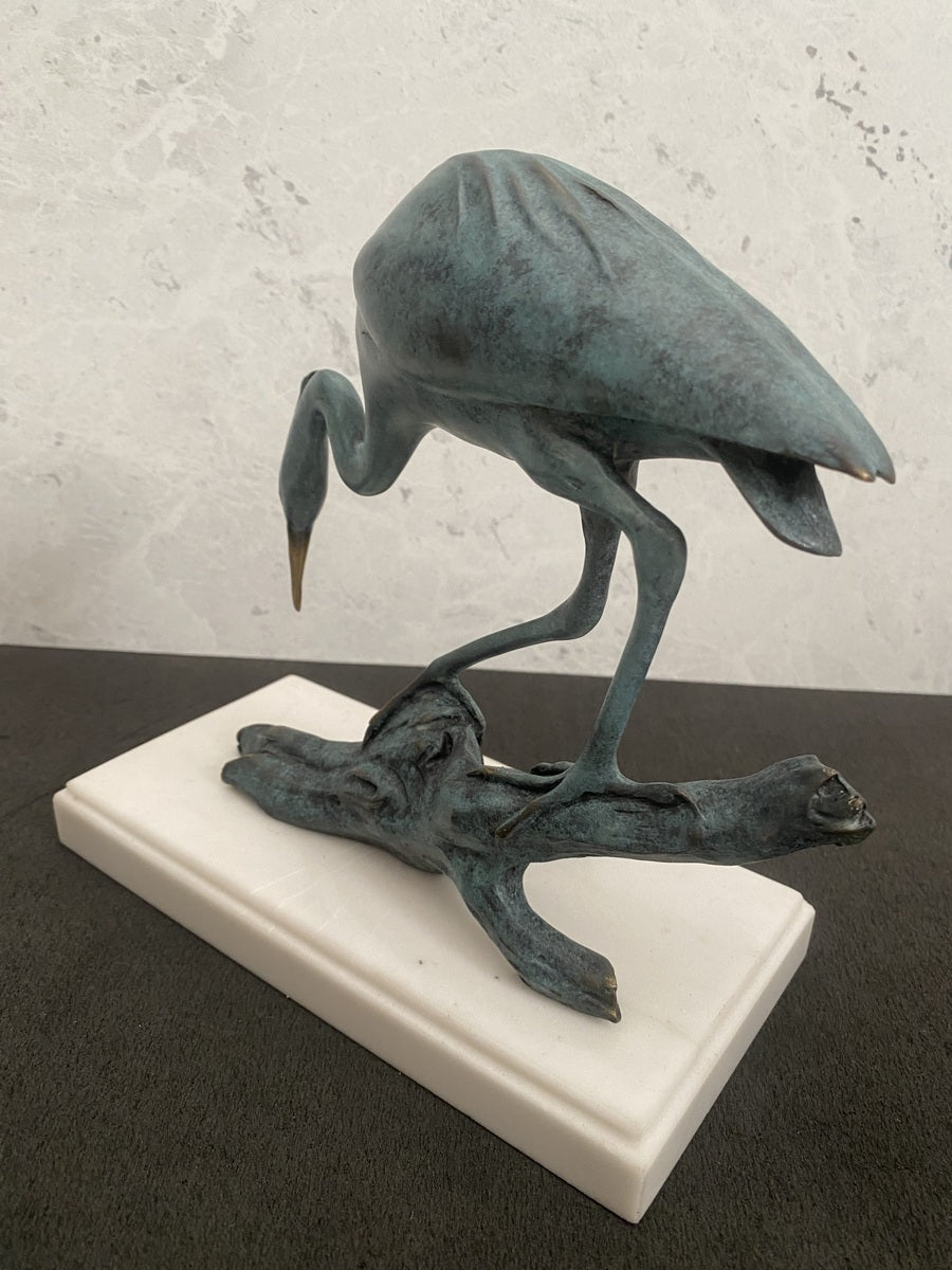 Tierskulptur-Bronzefigur-Reiher auf Ast in Bronze mit Künstlersignatur