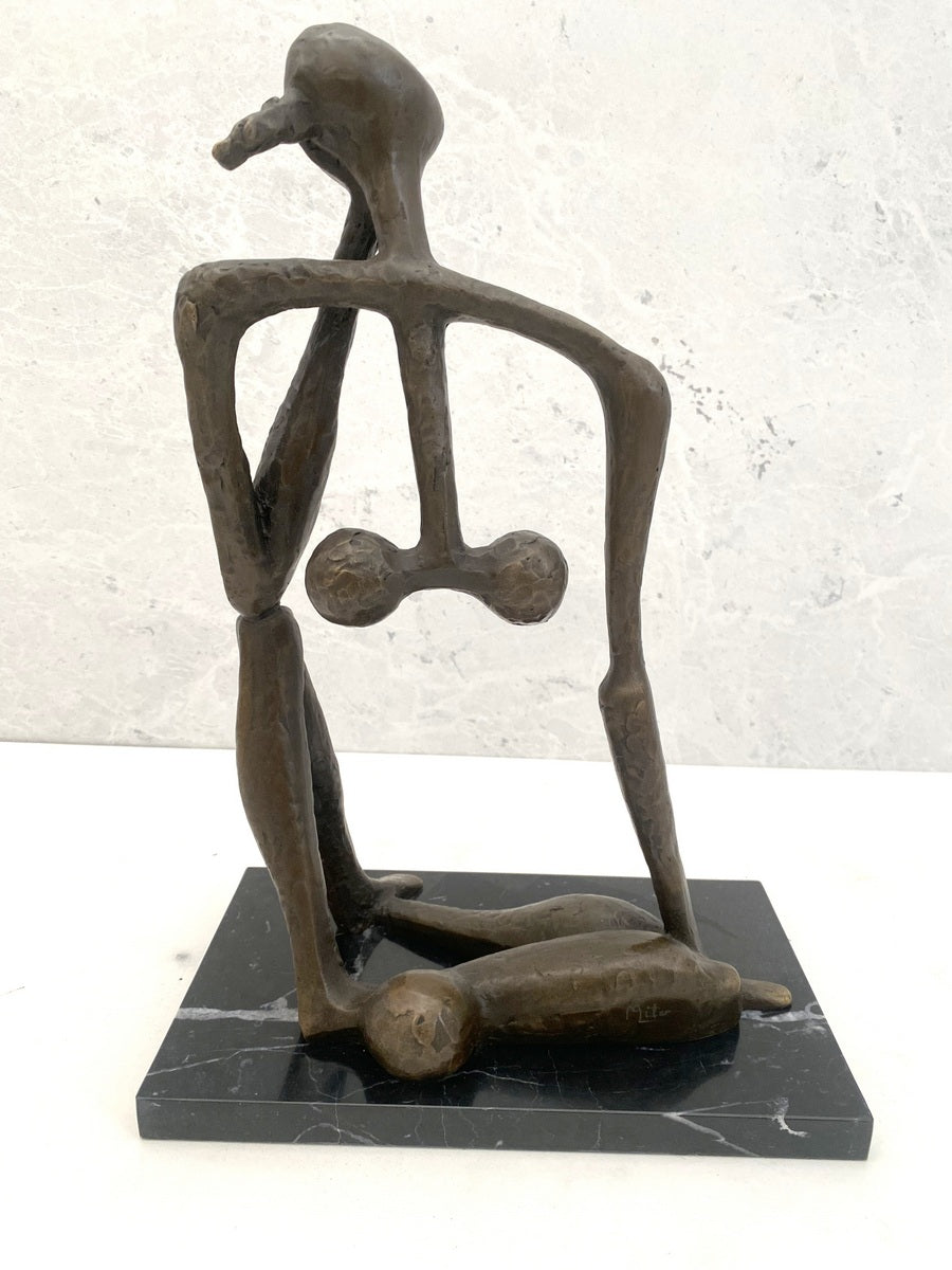 Abstrakte Bronzeskulptur auf Marmorsockel – handgefertigt Wachsausschmelzverfahren