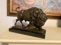 Tierskulptur - Massiver Bison aus Bronze auf Marmorsockel-Bronzefigur