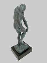 Adam Figur aus Bronze – schräge Seitenansicht der figurativen Bronzeskulptur