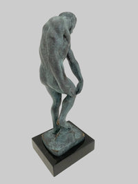 Adam Figur aus Bronze – schräge Seitenansicht der figurativen Bronzeskulptur
