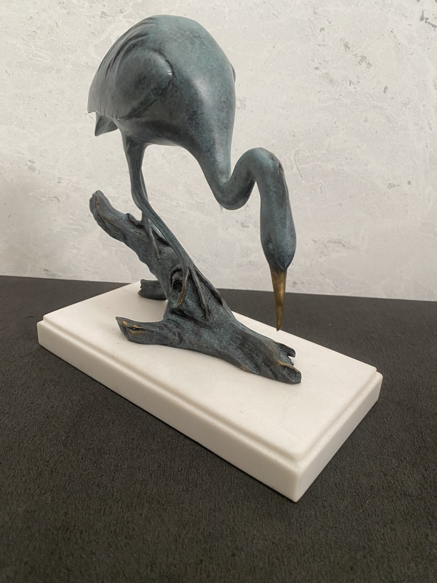 Tierskulptur-Bronzefigur-Reiher auf Ast in Bronze mit Künstlersignatur